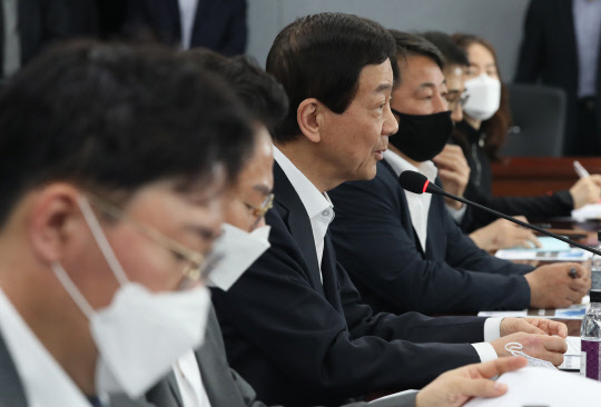 발언하는 진영 행안부 장관 (서울=연합뉴스) 서명곤 기자 = 진영 행정안전부 장관이 4일 오후 서울 성북구청에서 열린 긴급재난지원금 준비상황 점검보고회에서 발언을 하고 있다. 2020.5.4 seephoto@yna.co.kr (끝)